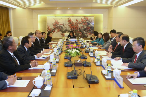 王毅外长会见菲律宾政府代表团